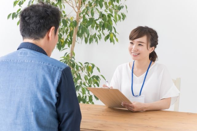 相談をする男性